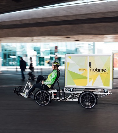 Ein notime-Kurier auf seinem Fahrrad